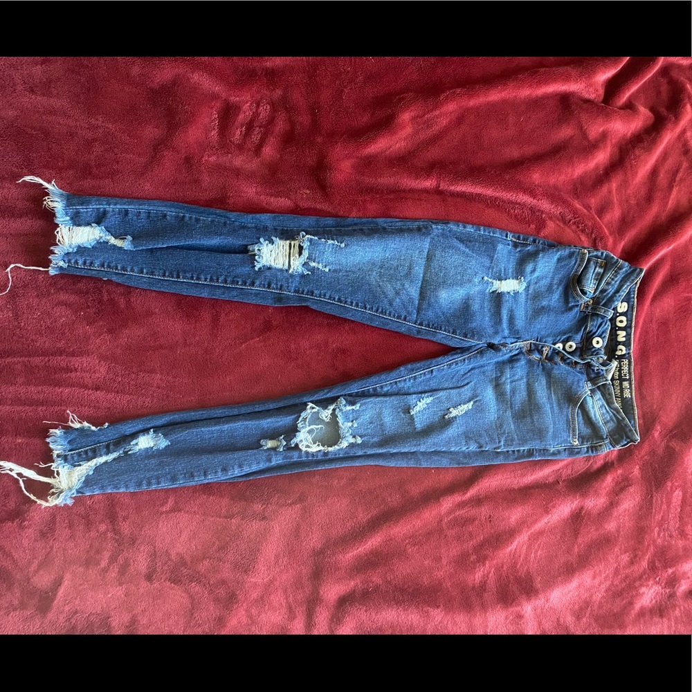Distressed button up jeans 😍
